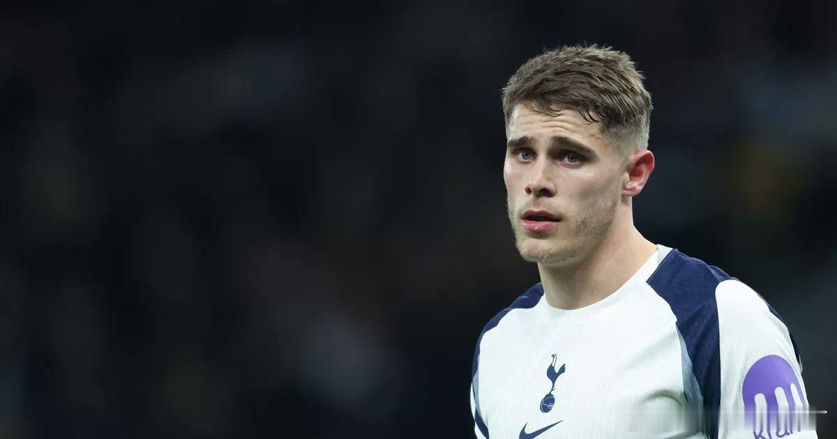 每日邮报记者透露利物浦正在关注范德文。 