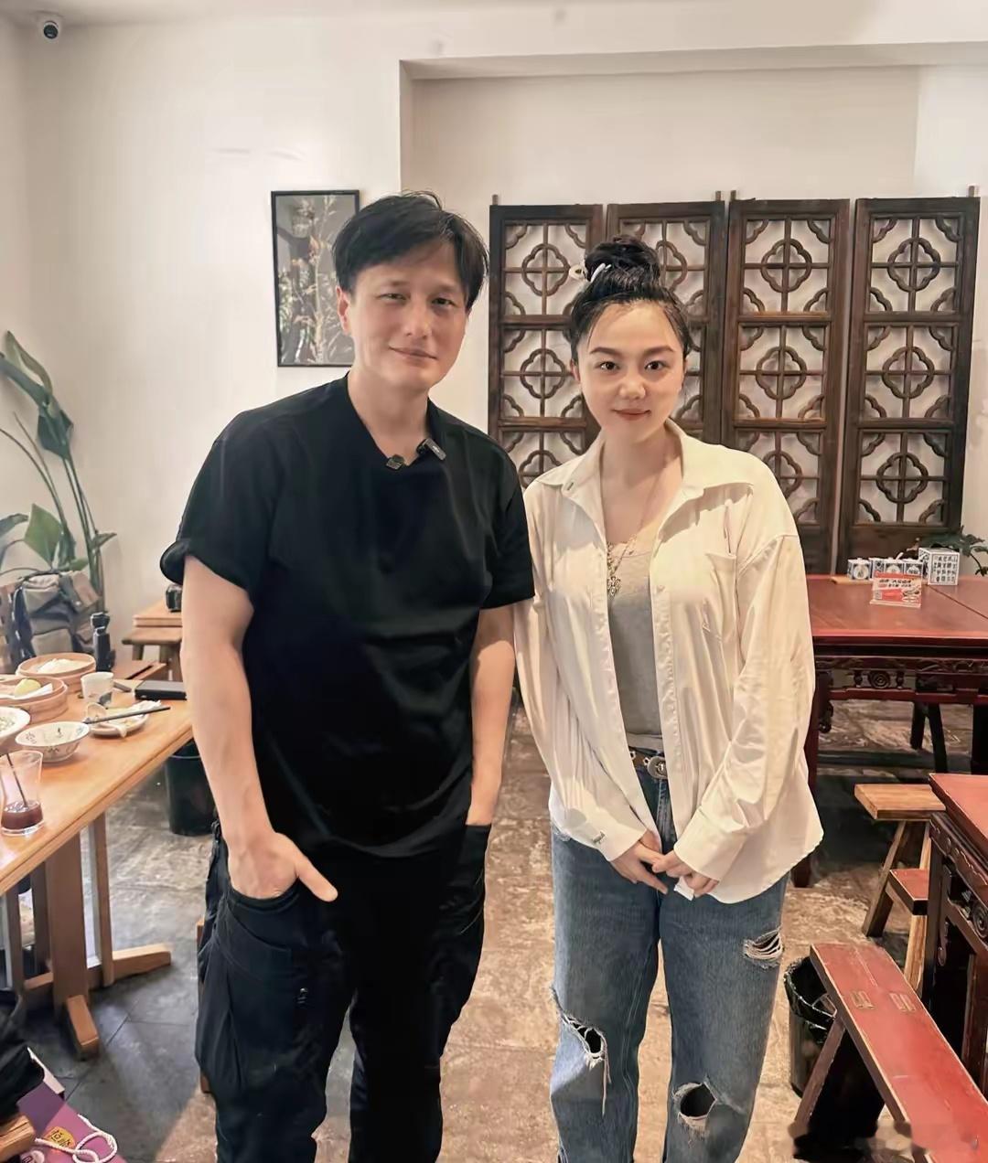 50岁尹子维现身江苏喝早茶，穿衣打扮像男模，和民众聊天有说有笑 ​​​