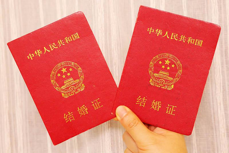 刷到这个萌娃把结婚证当成离婚证崩溃大哭的视频，差点笑到打鸣。
小娃攥着红本本边哭