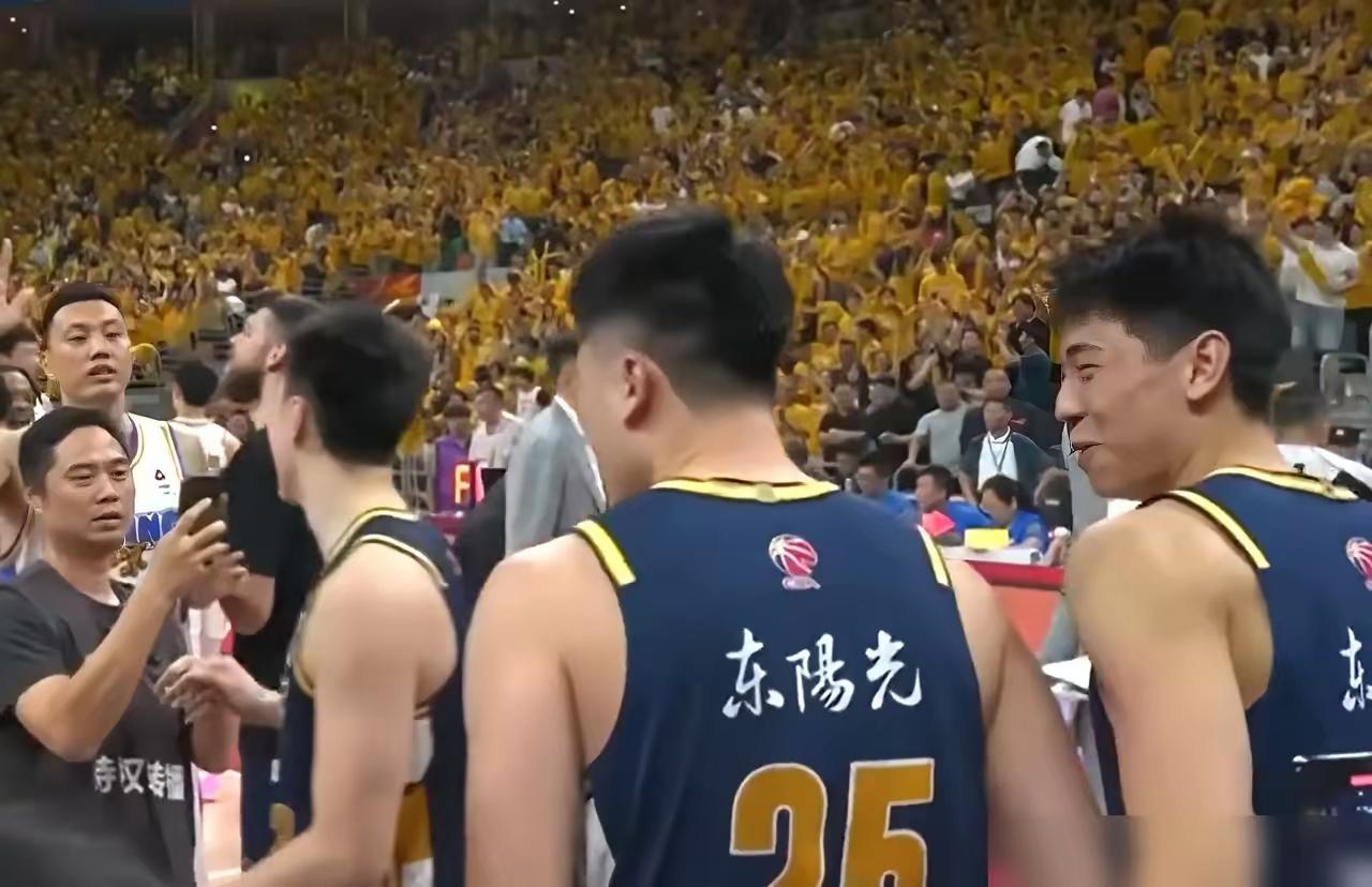 广东宏远现在打联盟倒数第一的球队都这么费劲，这引起了广东球迷的广泛不满，并将矛头