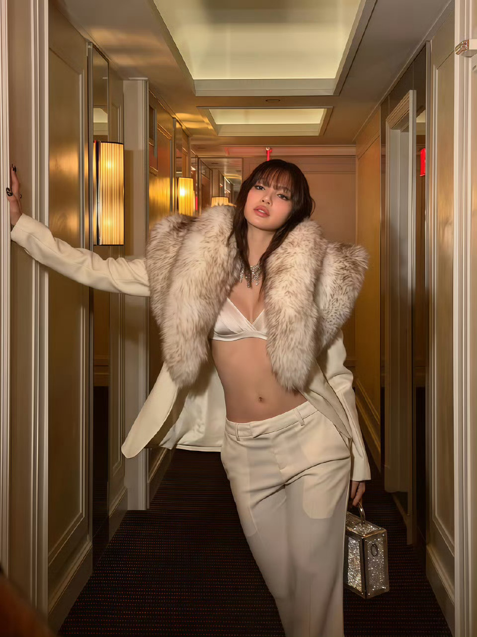 比男的帅，比女的美 