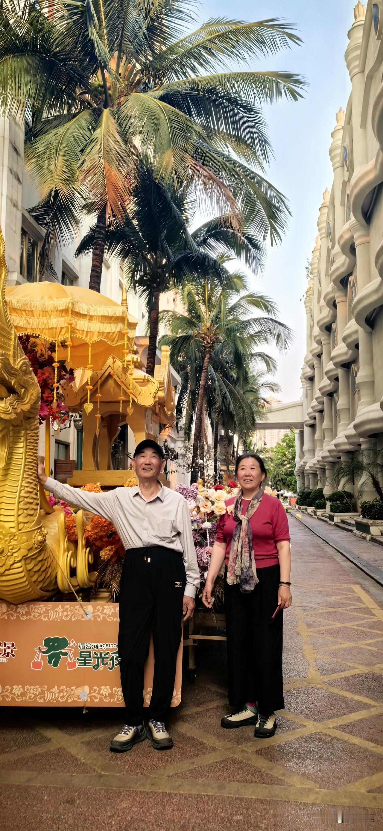 满庭芳·湄公河星光夜市
 
晚日斜铺，澜沧奔碧，晚风轻拂衣裳。
闲陪老父，嬉影立