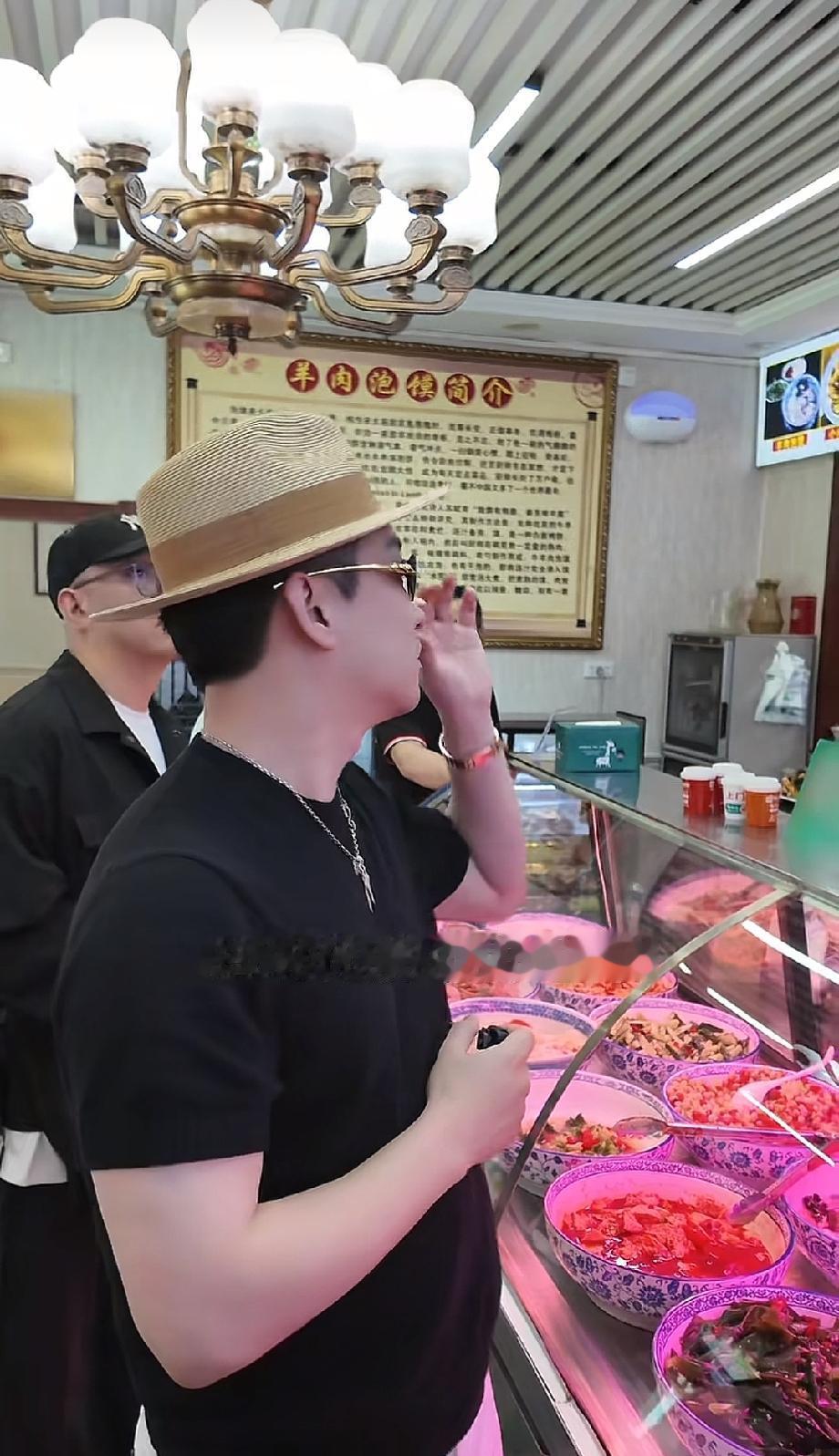 曹云金的套路也太深了！
他更新了一个探店的视频，准备从西安飞往上海，起飞前，进了