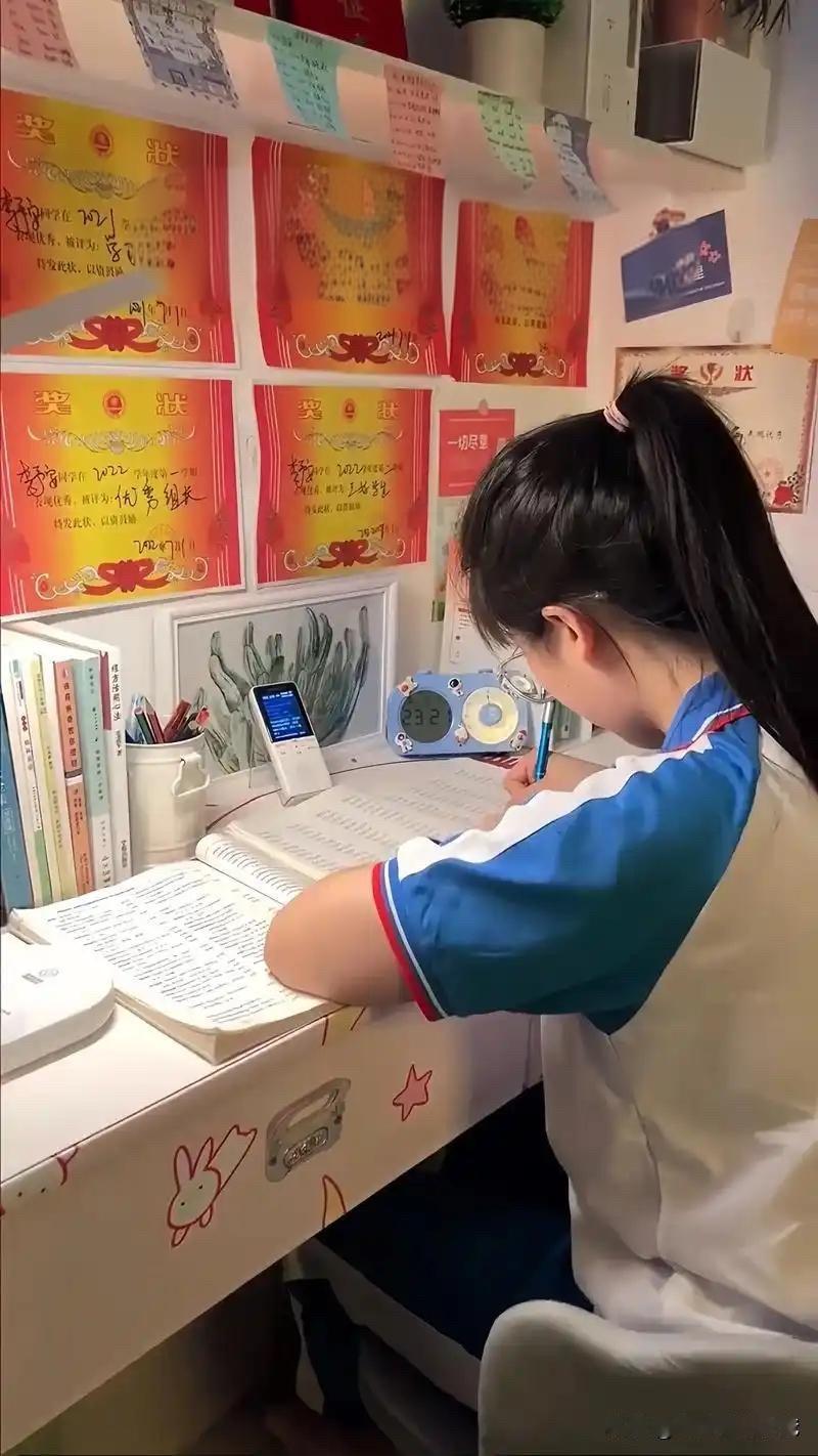 孩子的学习成绩好可以说出来吗？告诉你还是低调的好，说者无心听者有意，尤其是跟你有