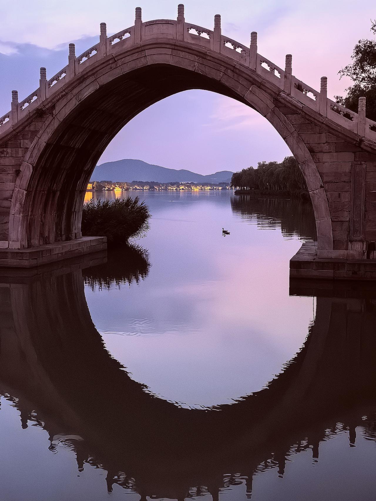 颐和园“绣漪桥”黄昏绘出美画卷

夕阳西下，天色渐沉，颐和园绣漪桥在暮色中静静伫