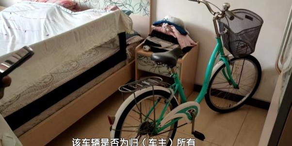 “离了大谱！” 北京，一女子在商场停车场发现一辆未上锁的破旧捷安特自行车，认为是