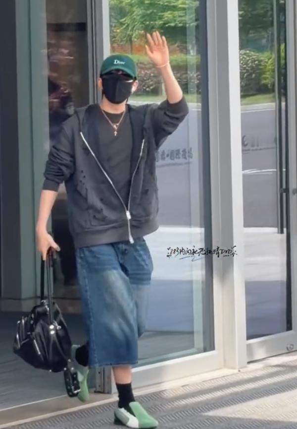 我今天看了邓为的最新路透，有一点不一样的角度大家发现没有，他是自己拿着行李的，这