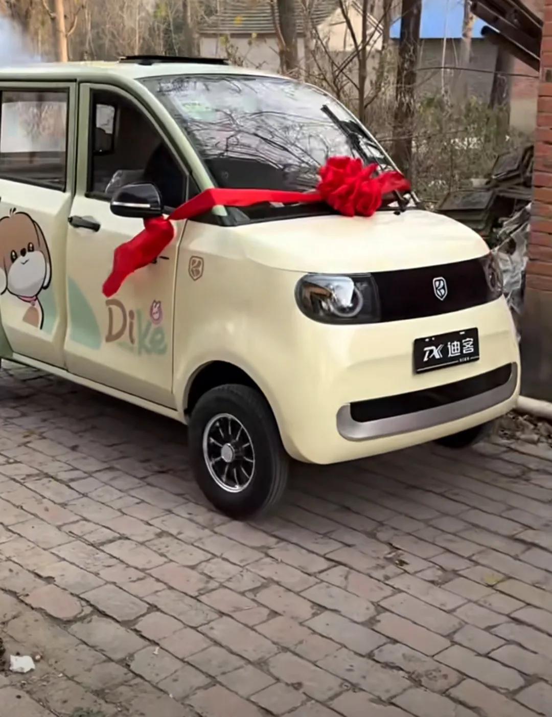 从小全村就看不起我
玩了三年互联网
终于全款提了这辆车
不为别的
就为争这一口气