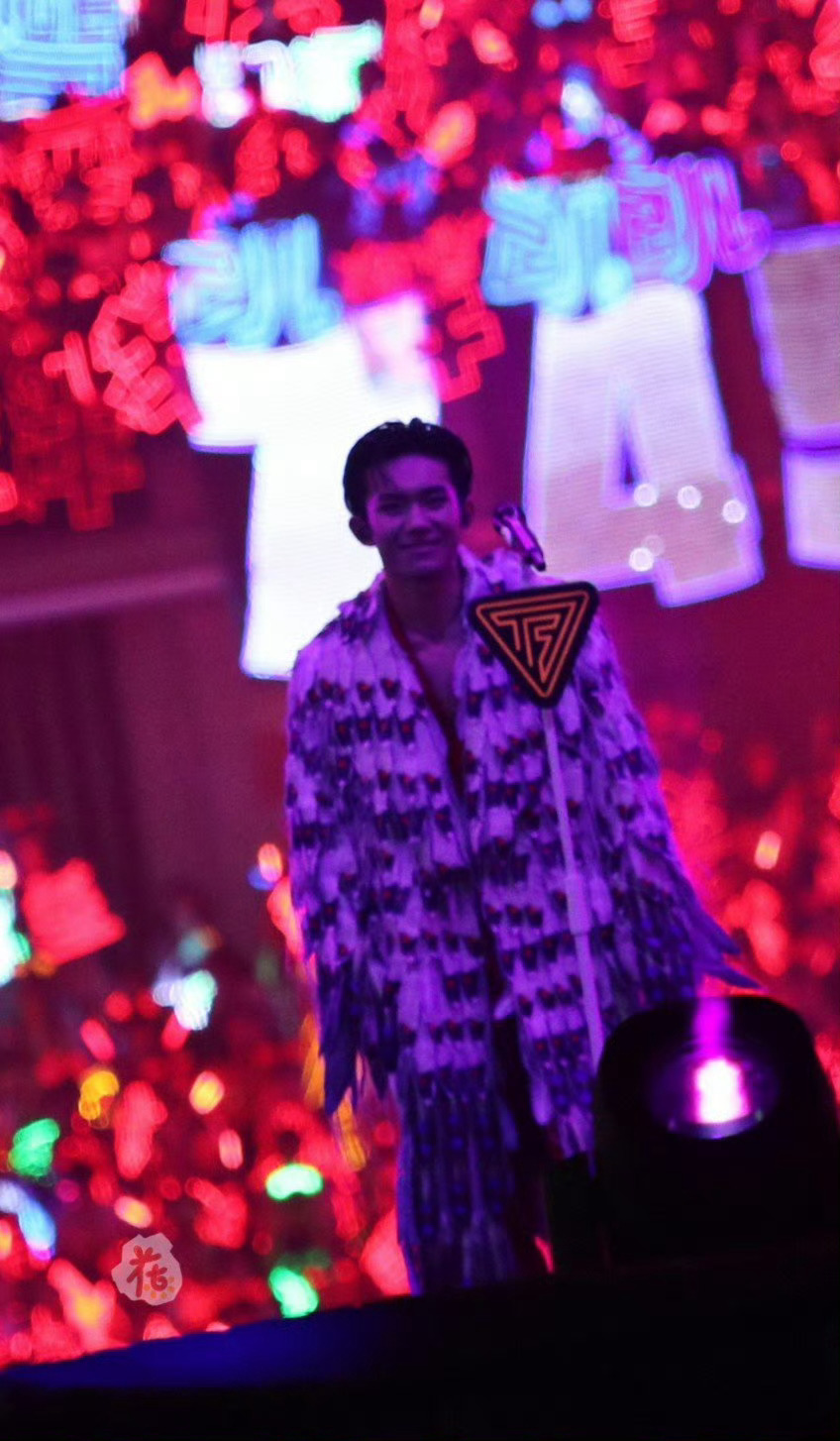 开灯前：😁😁😁开灯后：😼😼😼“高冷的我是不会做这种事的”四字 易烊千