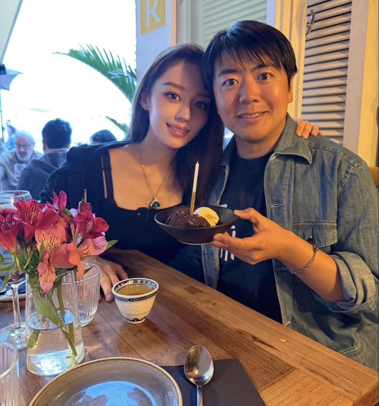 吉娜陪郎朗庆生，最好的感情莫过于此！
