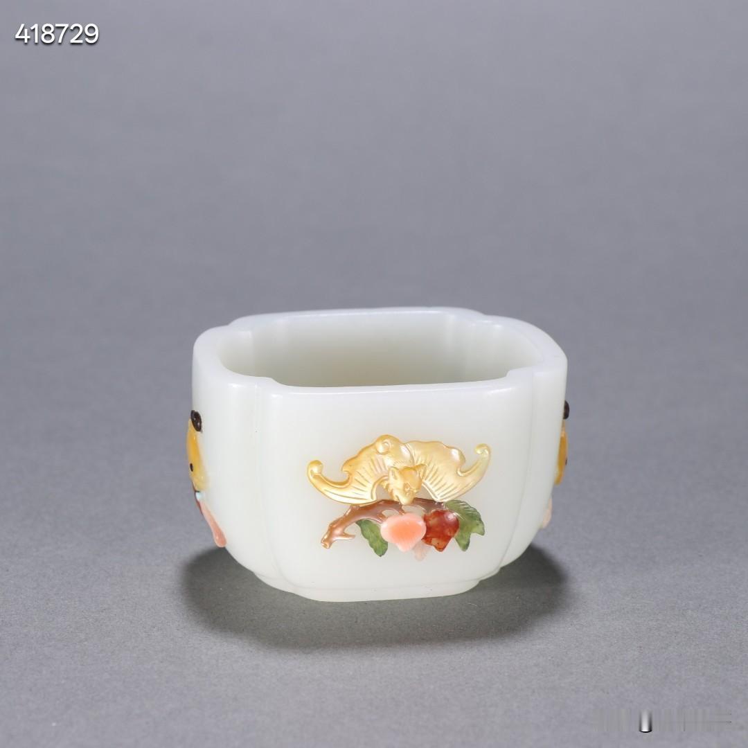 清 和田玉嵌百宝福寿杯
规格：高3.5cm宽5.9cm