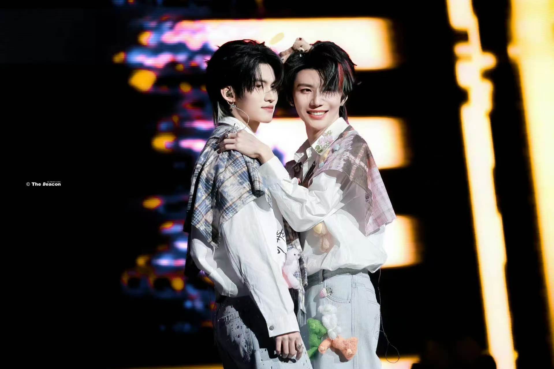 云旗郝熠然让粉丝别淋雨演唱会突遇大雨云旗郝熠然全程叮嘱粉丝别抢应援物先躲雨听话躲