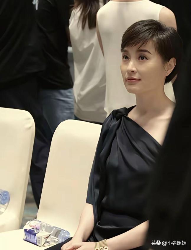 吴越啊吴越
你这是真活明白了还是嘴硬啊
都这岁数了，对着镜头说不结婚不谈恋爱，还