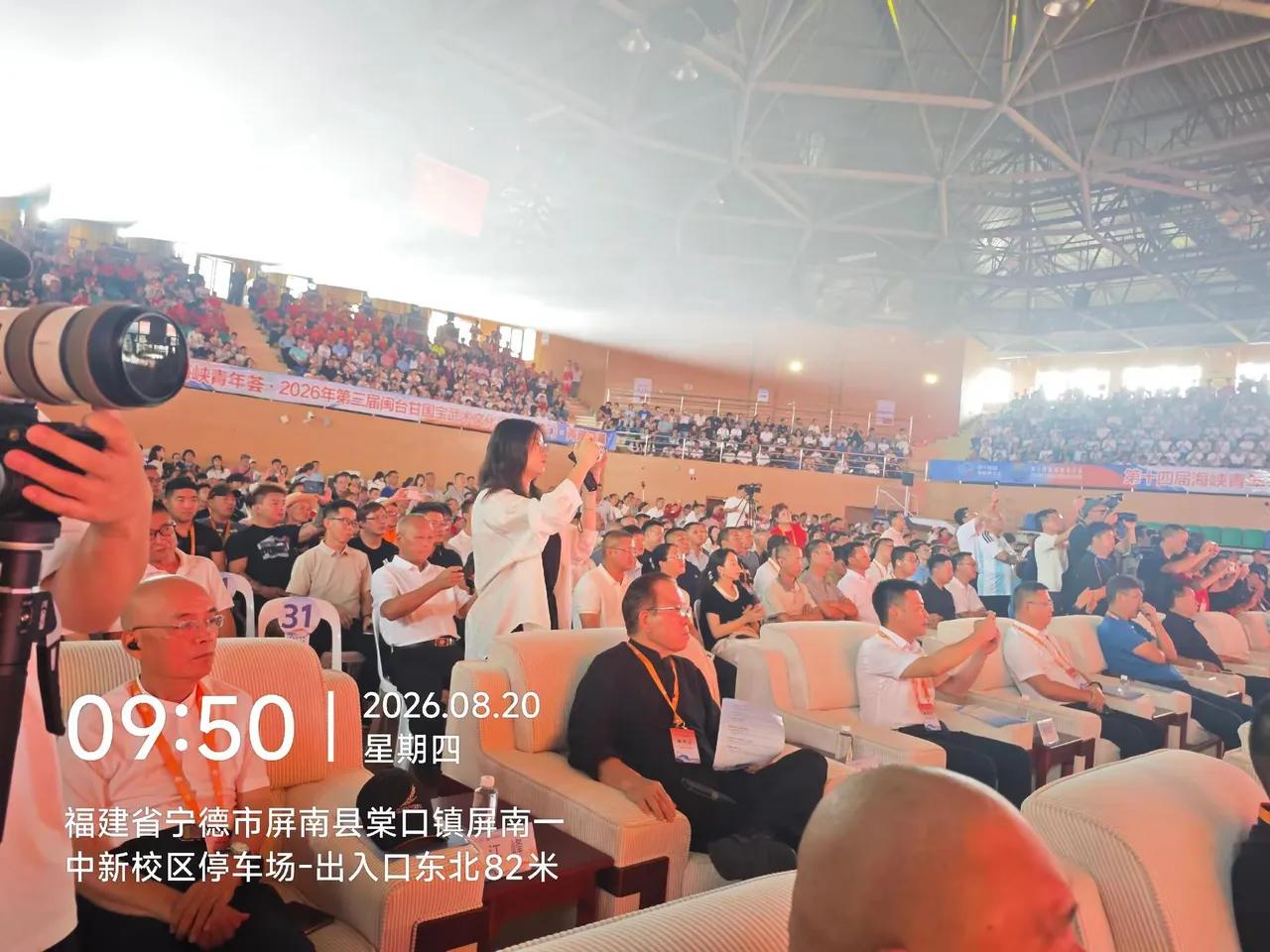 三立电视台驻大陆记者刘乐妍。记者也是有鄙视链的……拿着长枪短炮，器材一看就很贵重