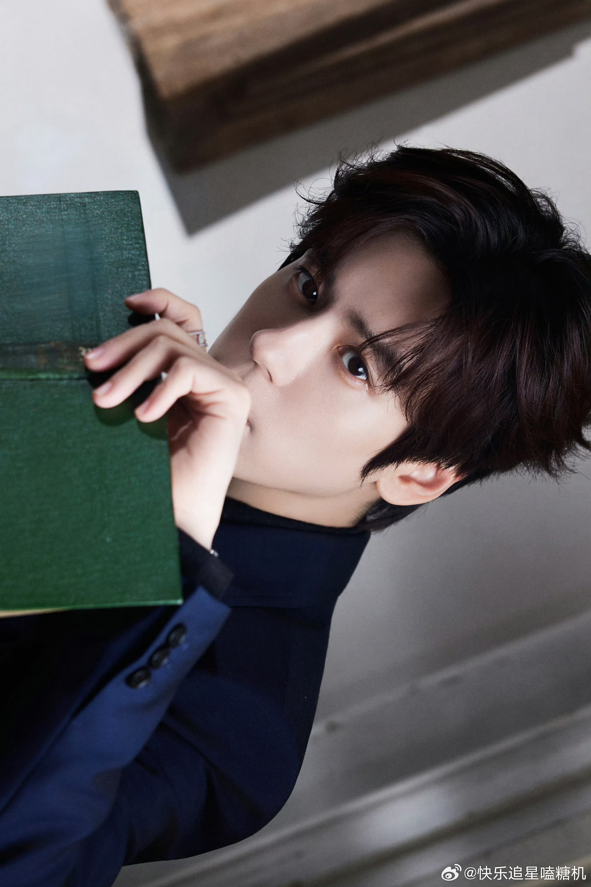 魏哲鸣回应帅是你的命 魏哲鸣今天的红毯杀疯了，自带清贵气质举手投足都是松弛感，镜