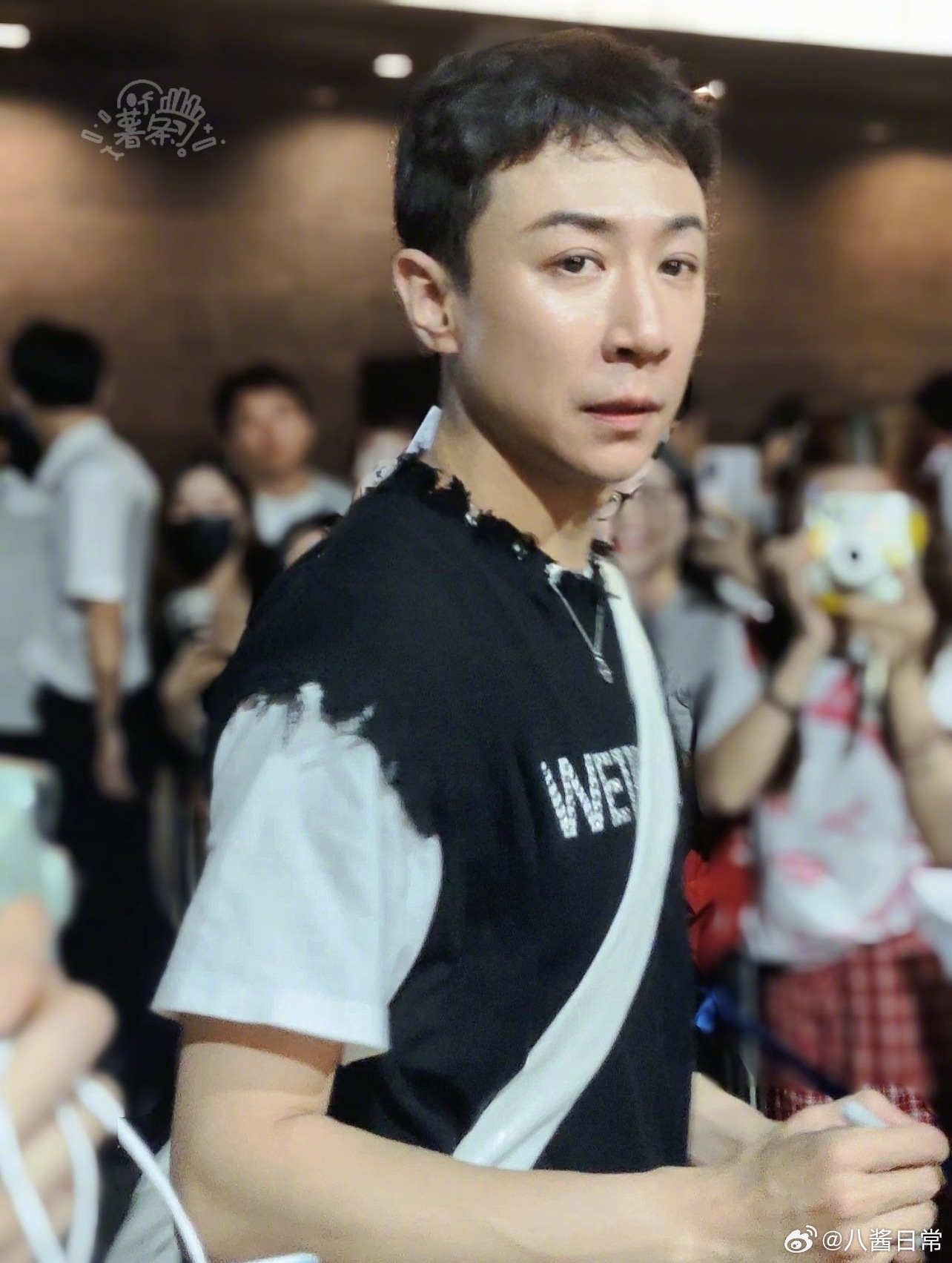 张维伊换造型了，刘海剪了，耳机也不带了张维伊换造型 ​​​
