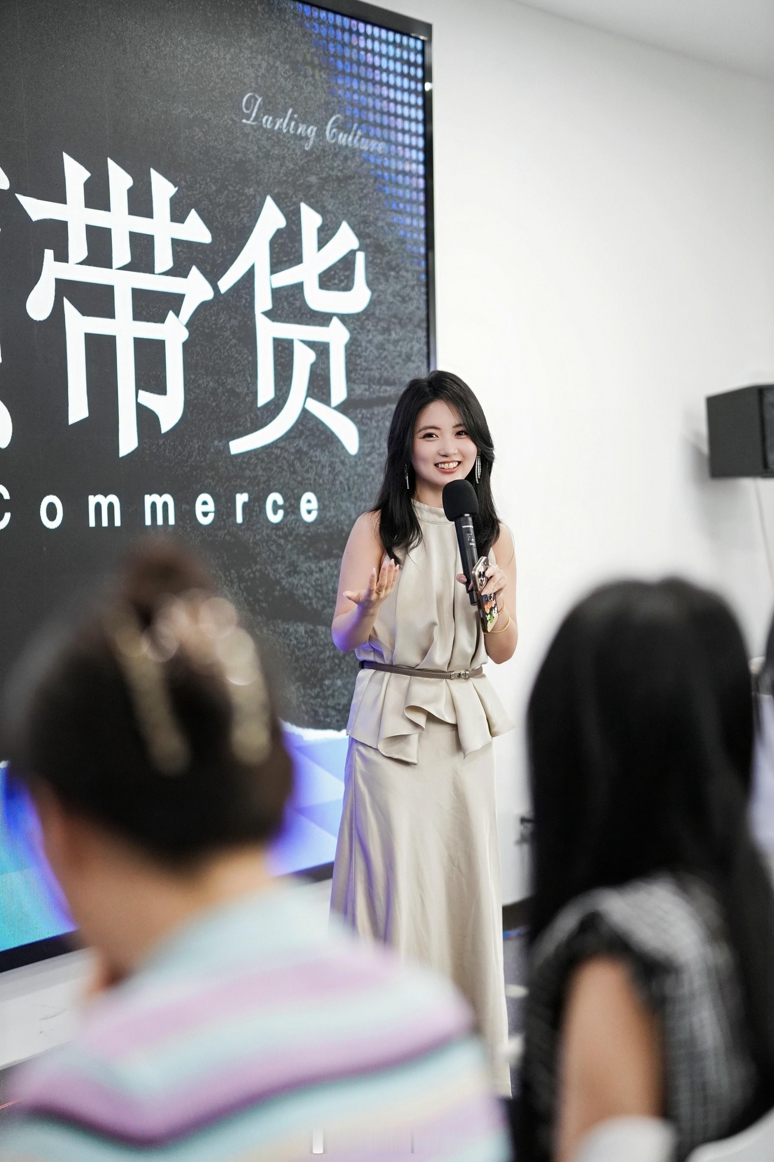做自媒体和做短视频带货，有一件事很现实，经验一旦离开一线，很快就会过期平台在变，