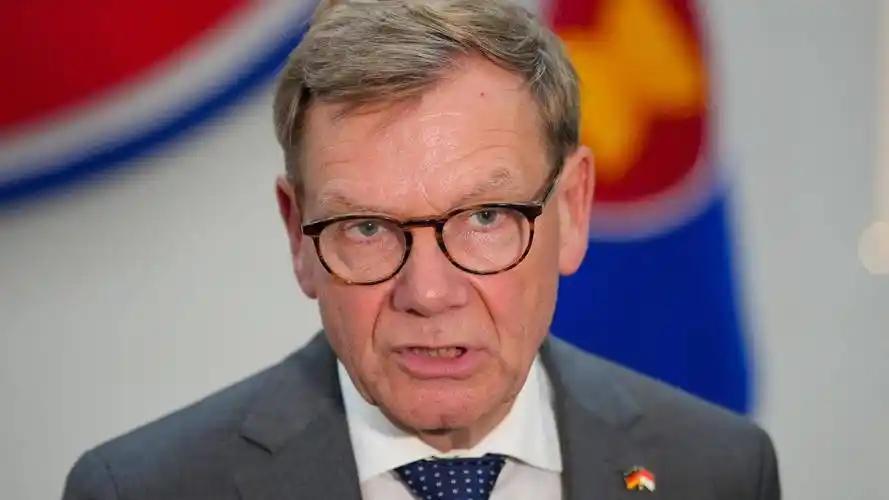 就在刚刚，
 
德国外长，当着中国的面，提出了一个过分要求。
 
会谈桌上，瓦德