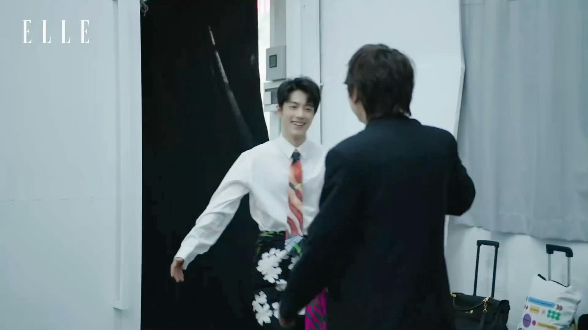 肖战今日份杂志拍摄花絮，温柔清爽帅气，非常干净又可爱的感觉！！