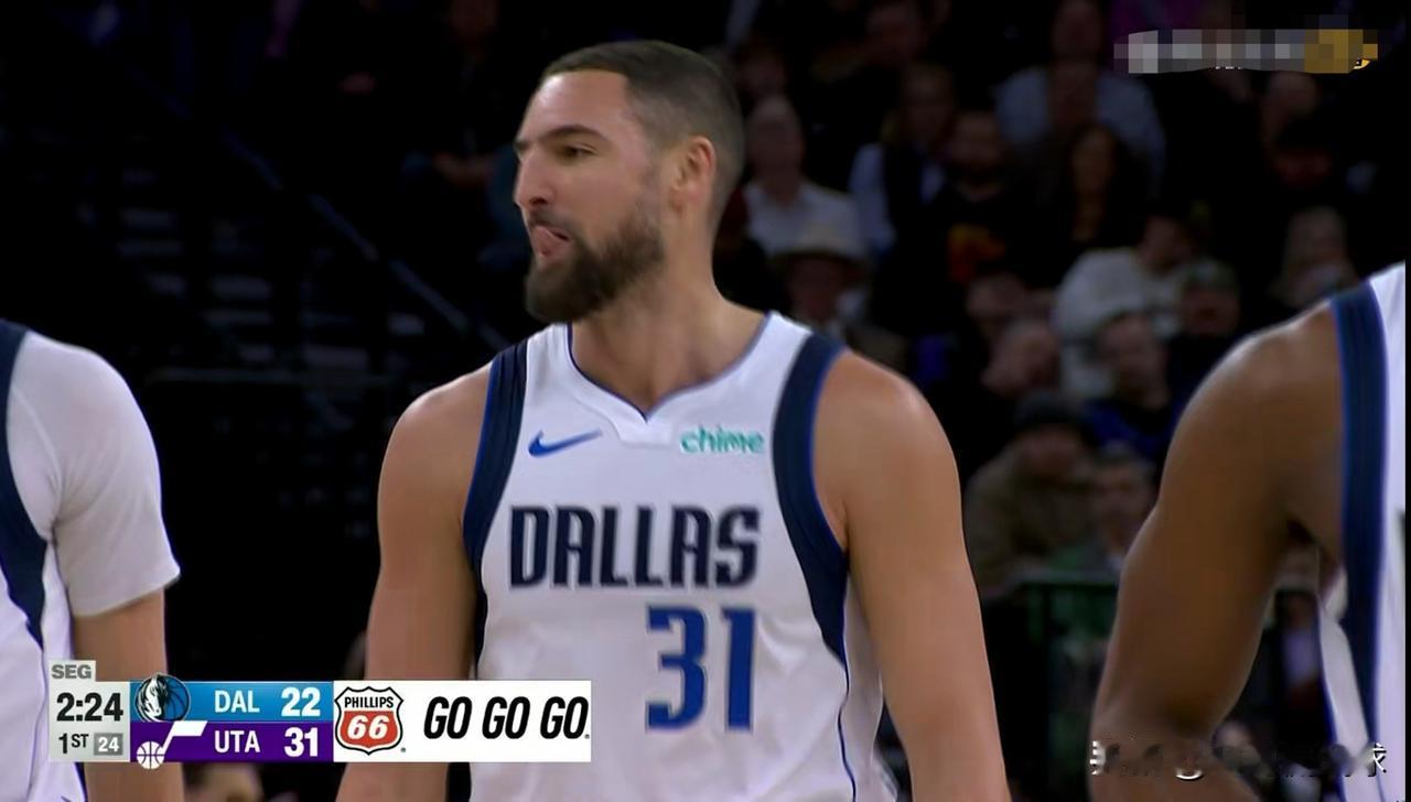 独行侠神射手汤普森终于活过来了！在今天独行侠客场挑战爵士的比赛中，目前双方的第一