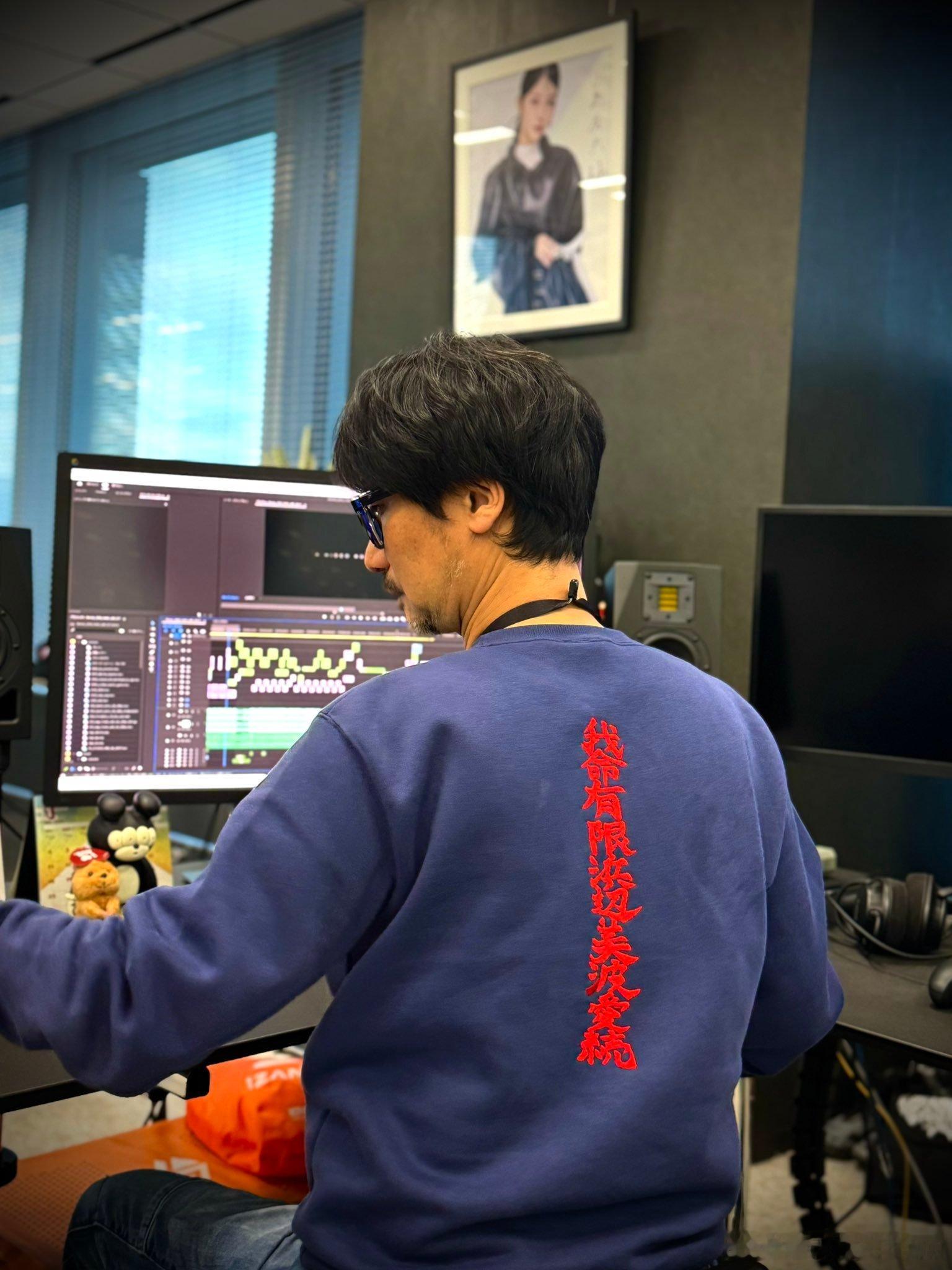 小岛秀夫最近的一张照片，衣服上写着：我的生命有限，但我对滨边美波的爱会一直持续 