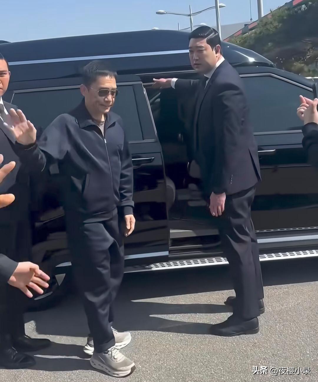 64岁梁朝伟现身韩国，他穿着一双增高鞋，但真人看起来还是很矮。他一到机场，就有豪