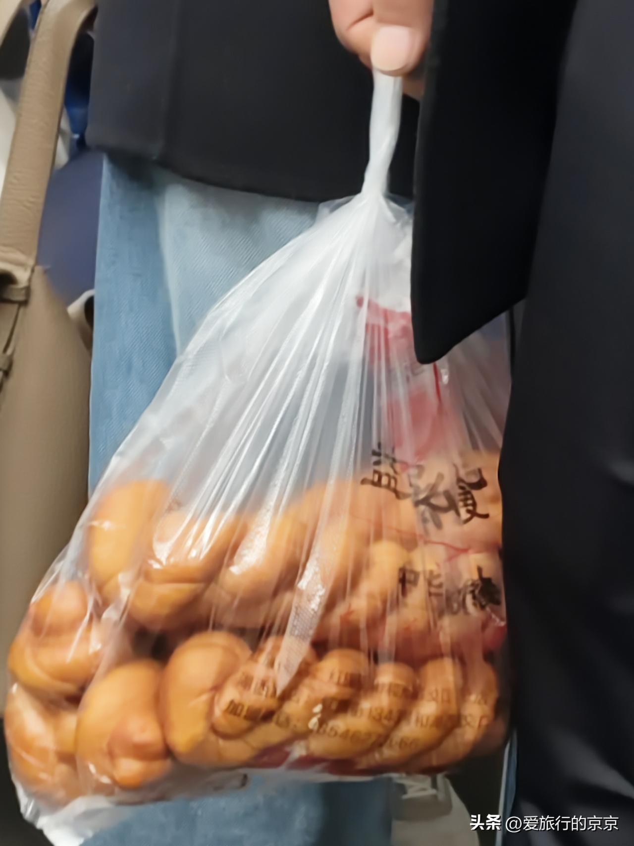 今天坐地铁，看到一个人拎着小时候特别特别喜欢吃的食品～大麻花，
      那个
