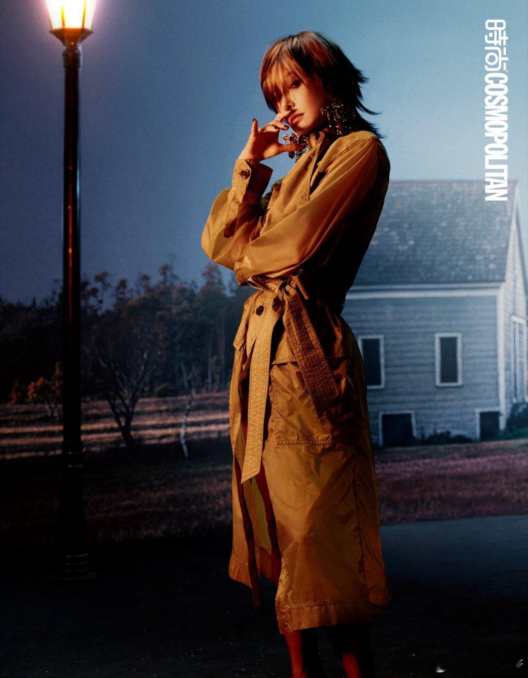 光影织就复古迷局，风衣摆荡间藏着镜头的暗语。黑白定格张力，色彩晕染故事，每一帧都