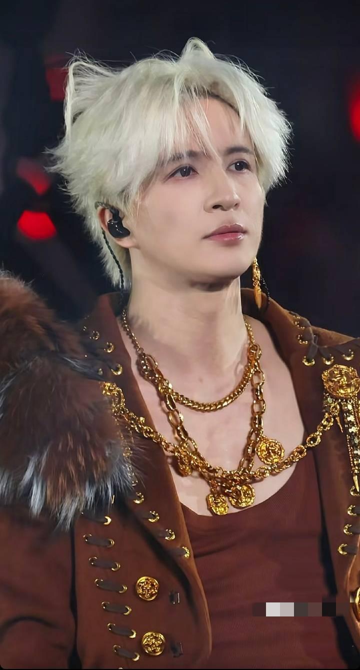 薛之谦发文说自己在上台之前已经是满头斑秃和水泡了，他已经硬挺了一周没洗头，照片中