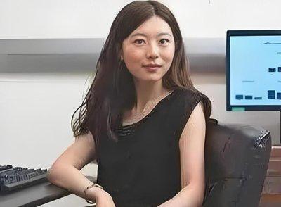 “我宁愿在美国住下水道，翻垃圾也不回中国！”清华学霸何碧玉这句流传甚广的话，至今