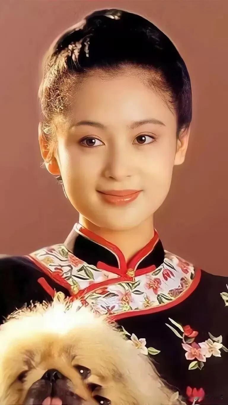 国色天香，就是说她的，这也是陈红最美的两张照片了，陈大导演与她琴瑟和谐，也算是甜