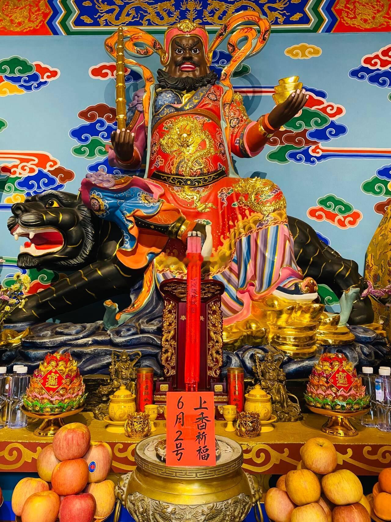 今日黄道吉日，一扫过去霉运，6月2日师父继续一直坚持为众粉丝上香祈福[作揖]（评