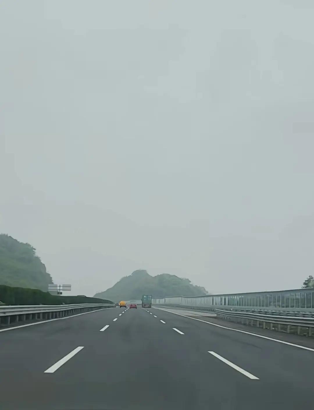 高速真实路况 ，如人生坦途与弯道交织。远方山影朦胧，心却澄明 🌫️🚗  高速