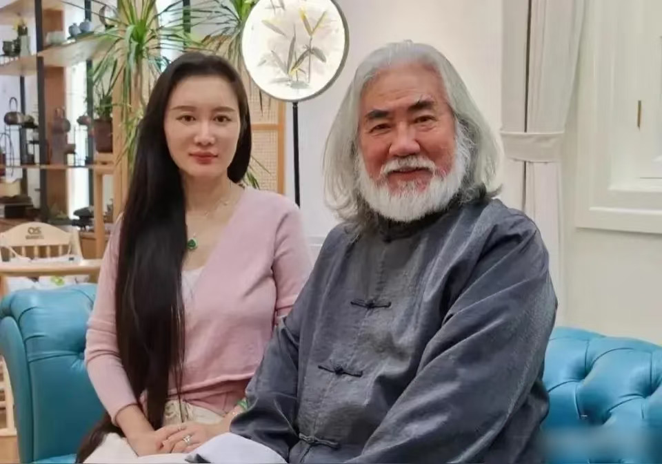 张纪中[搜索高亮]精神抖擞地说:“70岁怎么了？睁开眼就是干！” 	 ...