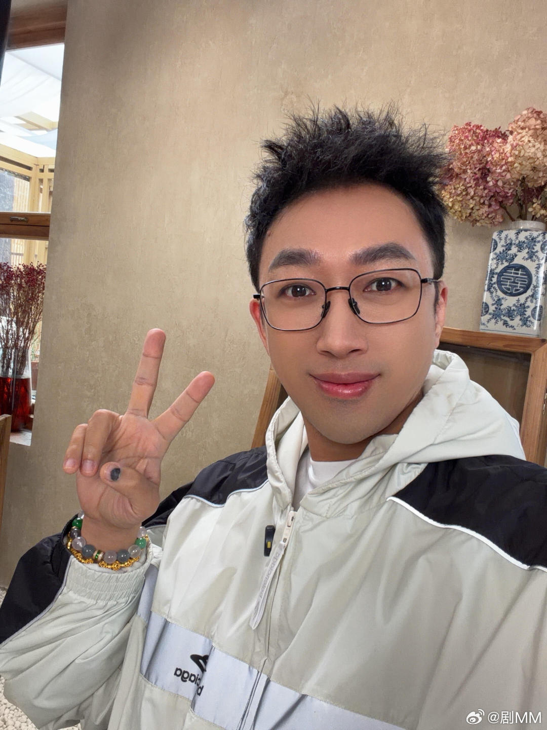 于正手指被挤到了于正手指这是被挤到了吧，梦女粉又得心疼坏了。于正指甲黑了