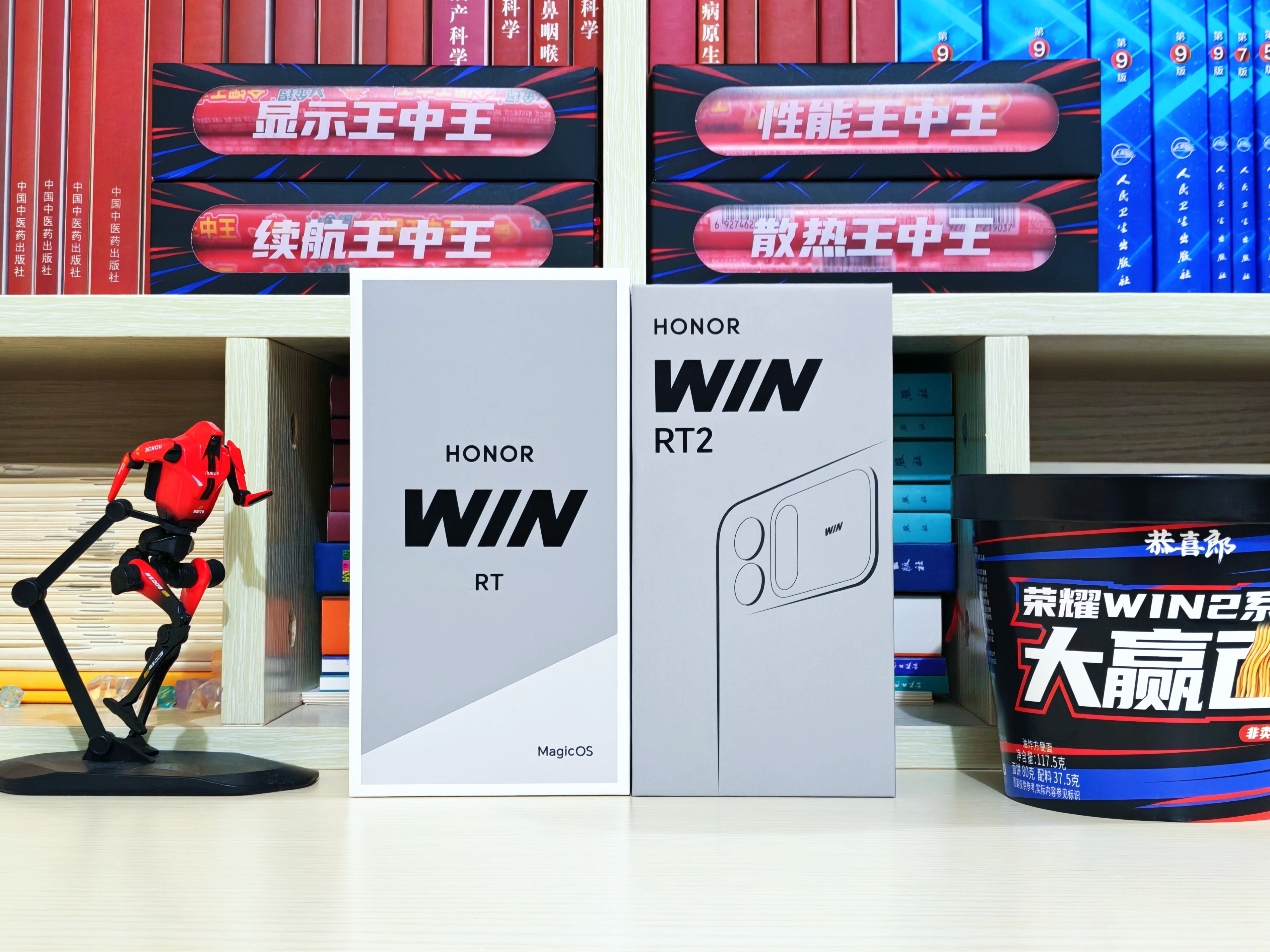 收到了荣耀WIN2场面赢礼盒。里面包含火腿肠和泡面，暗示新机的性能、散热、续航、