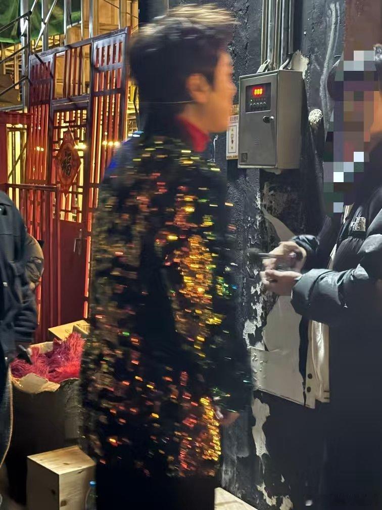 蔡国庆祝福界法拉利就位 辽宁春晚 刷到蔡国庆辽宁春晚后台生图，“祝福界法拉利”的