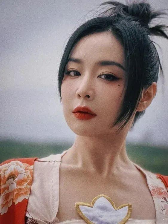 “大嫂”高叶曝大瓜！6月14日，高叶引发热议，原因是狗仔曝光了她的恋情，与素人男