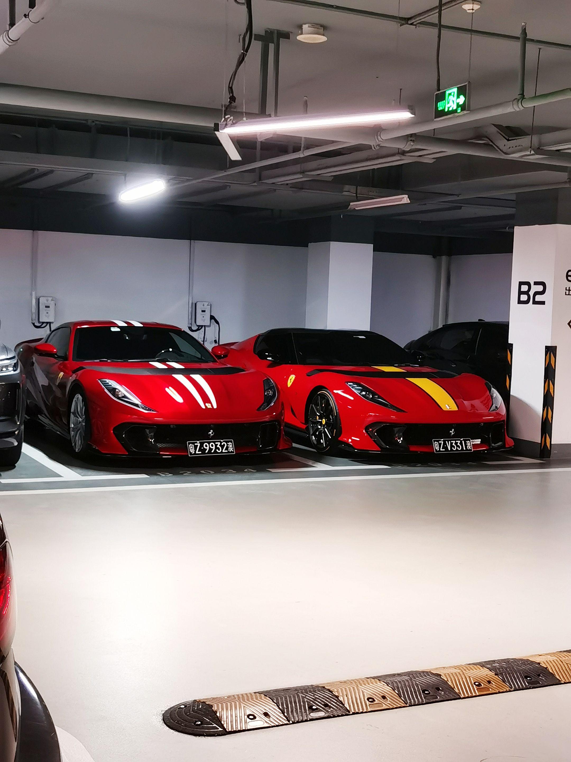 神秘地库偶遇两台法拉利812C