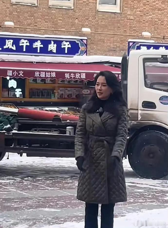 偶遇汪峰女友森林北新疆街头偶遇森林北，穿黑色棉衣打扮正式，看起来颇有几分女干部的