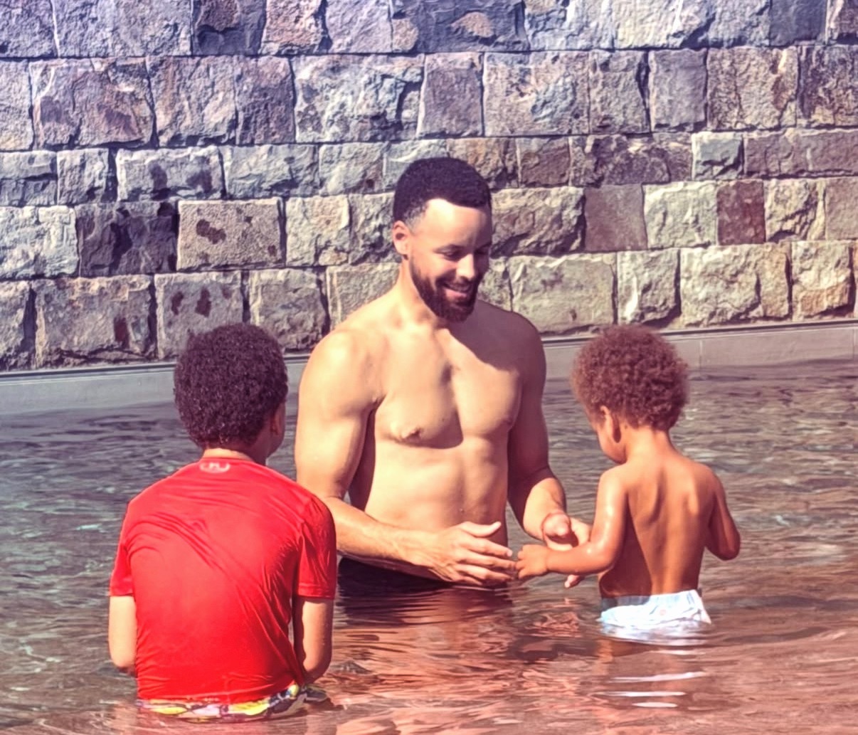 阿耶莎更新社媒祝库里生日快乐：生日快乐我的挚爱！你是我认识的人中最帅气、最温柔、