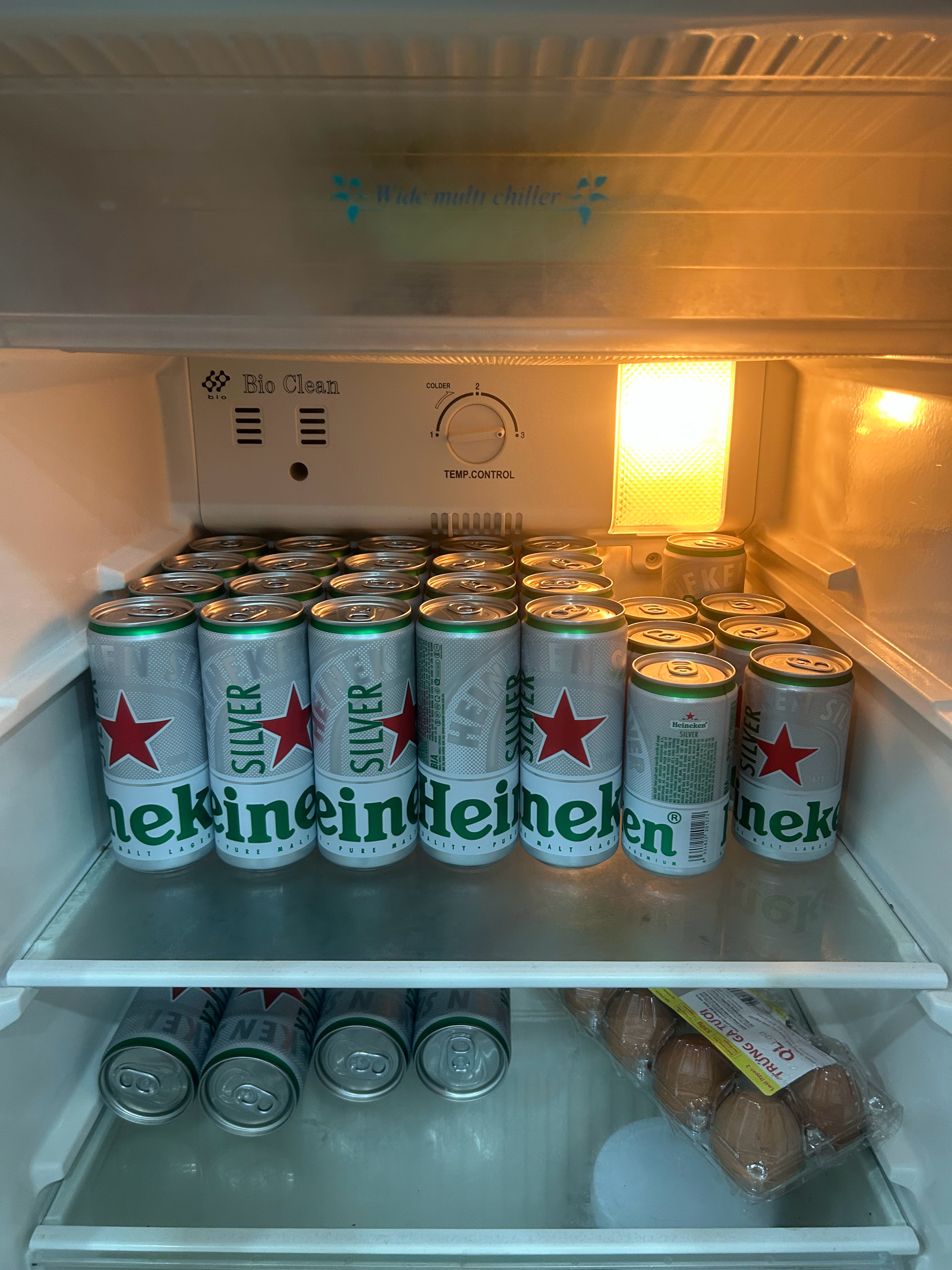这个冰箱什么都不多，就是酒有点多 
