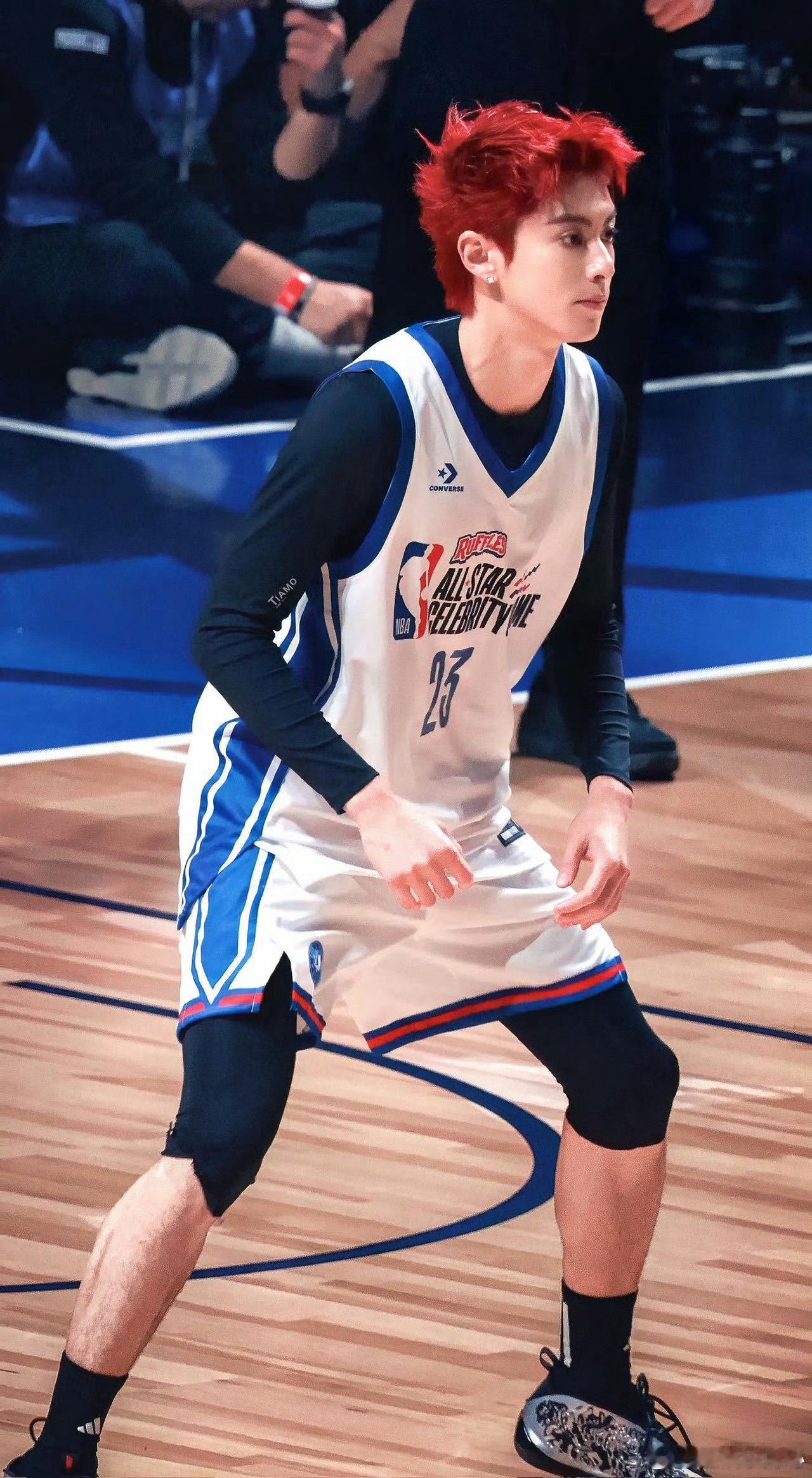 这中西合璧的抽象合照，属实是又诡异又好笑！一个NBA巨星，一个“戴墨镜的古人”，