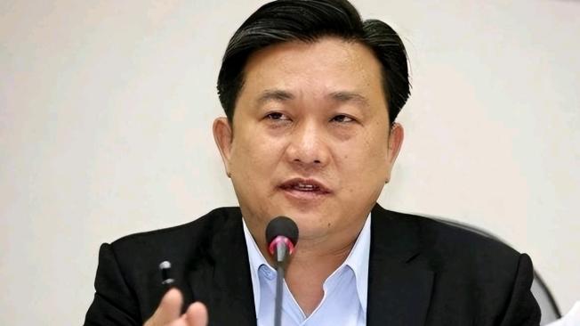 “台独”分子王定宇又开始攻击郑丽文了！

4月8日，王定宇声称，郑丽文在中山陵上