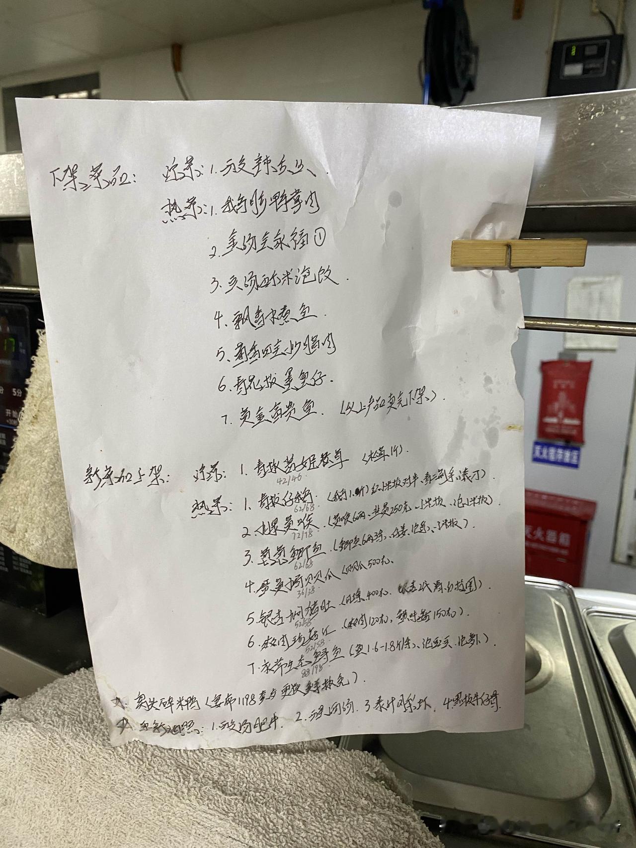 最近超开心的一件事，就是去参加了一场音乐节。现场那氛围直接拉满，舞台上的乐队火力