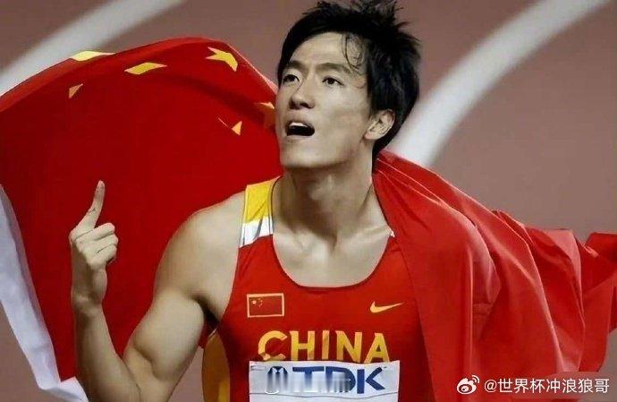 刘翔手握耐克终身合同刘翔年保底收入1400万元 近日，刘翔公开求助网友，再度登上