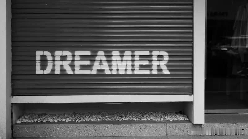 爱与幸福的真谛，其实没那么复杂。幸福就是一个“有”字，有梦可追，有爱可依，有暖可