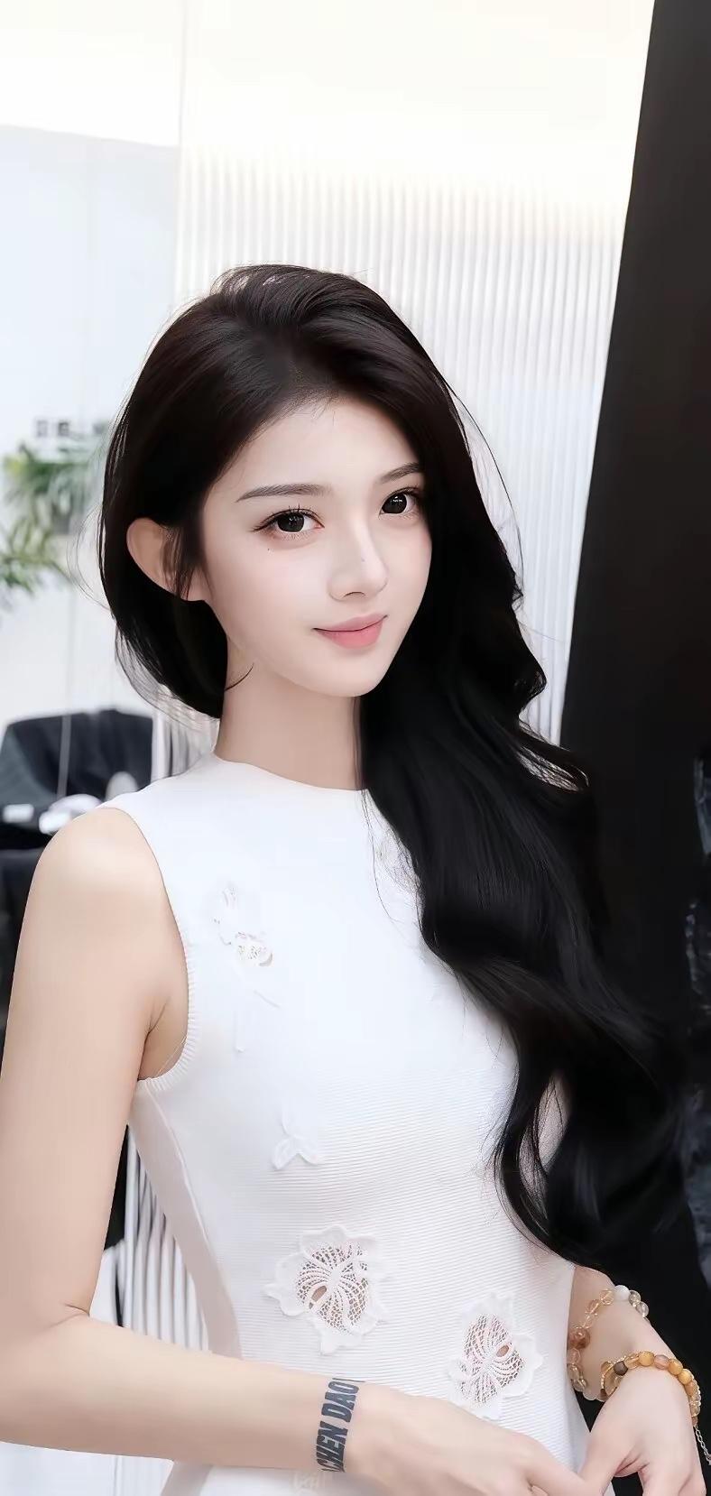 玉颜如花，笑靥如春。