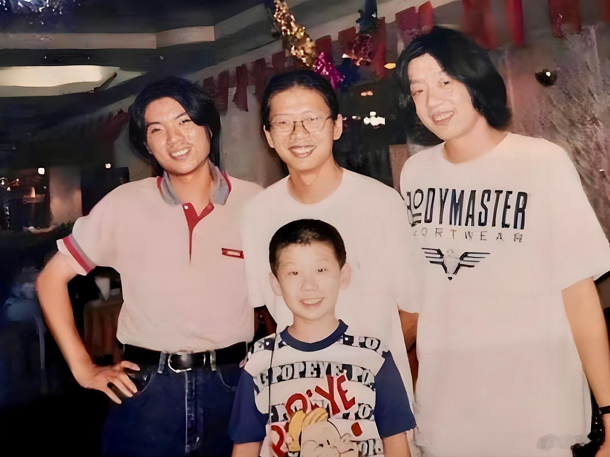 “精彩合照时间”……老狼、小茂、大紧，还有亚东、朴师傅。 