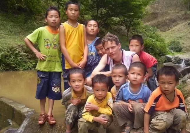 德国人卢安克在广西的偏远地区支教了10年，他不领取任何工资，被誉为“洋雷锋”。然